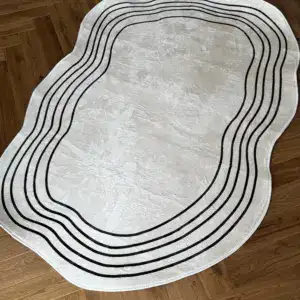 Alfombra blanca con líneas negras onduladas sobre suelo de madera