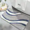 Alfombra baño diseño ondulado azul y gris.