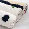 Alfombra baño lunares, diseño de lunares en colores blanco y azul, rollo de alfombra de baño.
