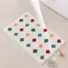 Alfombra baño lunares multicolores, diseño cuadrado, textura suave.