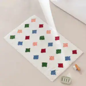 Alfombra de baño de lunares
