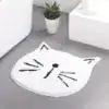 Alfombra baño gato blanco con diseño de cara de gato.