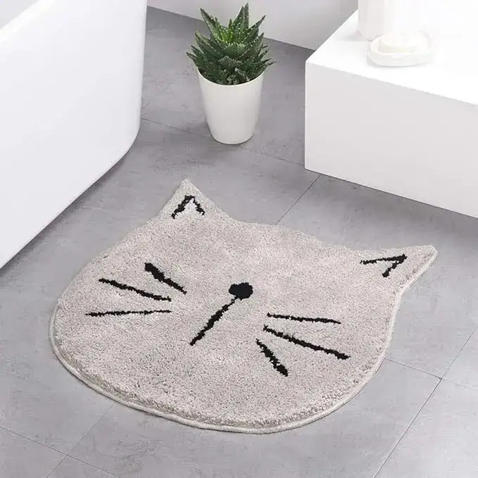 Alfombra baño forma gato gris con patrones negros.
