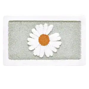 Alfombra de baño gris claro con estampado de flores