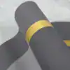 Alfombra de baño gris con banda dorada, diseño moderno y elegante.
