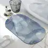 Alfombra de baño con diseño de mármol azul y dorado, antideslizante, en baño moderno.