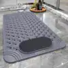 Alfombra para ducha o bañera gris con textura de puntos y área de cepillado.