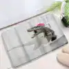 Alfombrilla baño dinosaurio con diseño de T-Rex con cepillo y cerebro rosa.