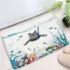 Alfombra baño con gato buceando entre peces y coral.