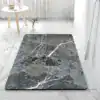 Alfombra de baño gris oscuro efecto mármol
