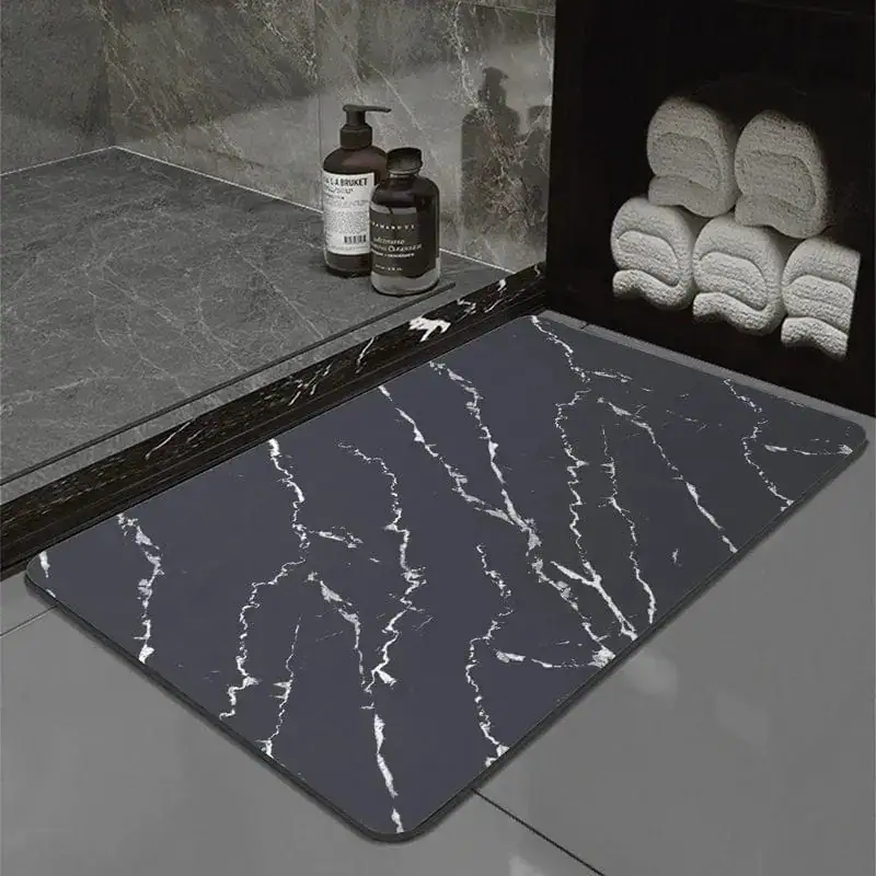 Alfombra baño gris marengo con diseño mármol blanco.